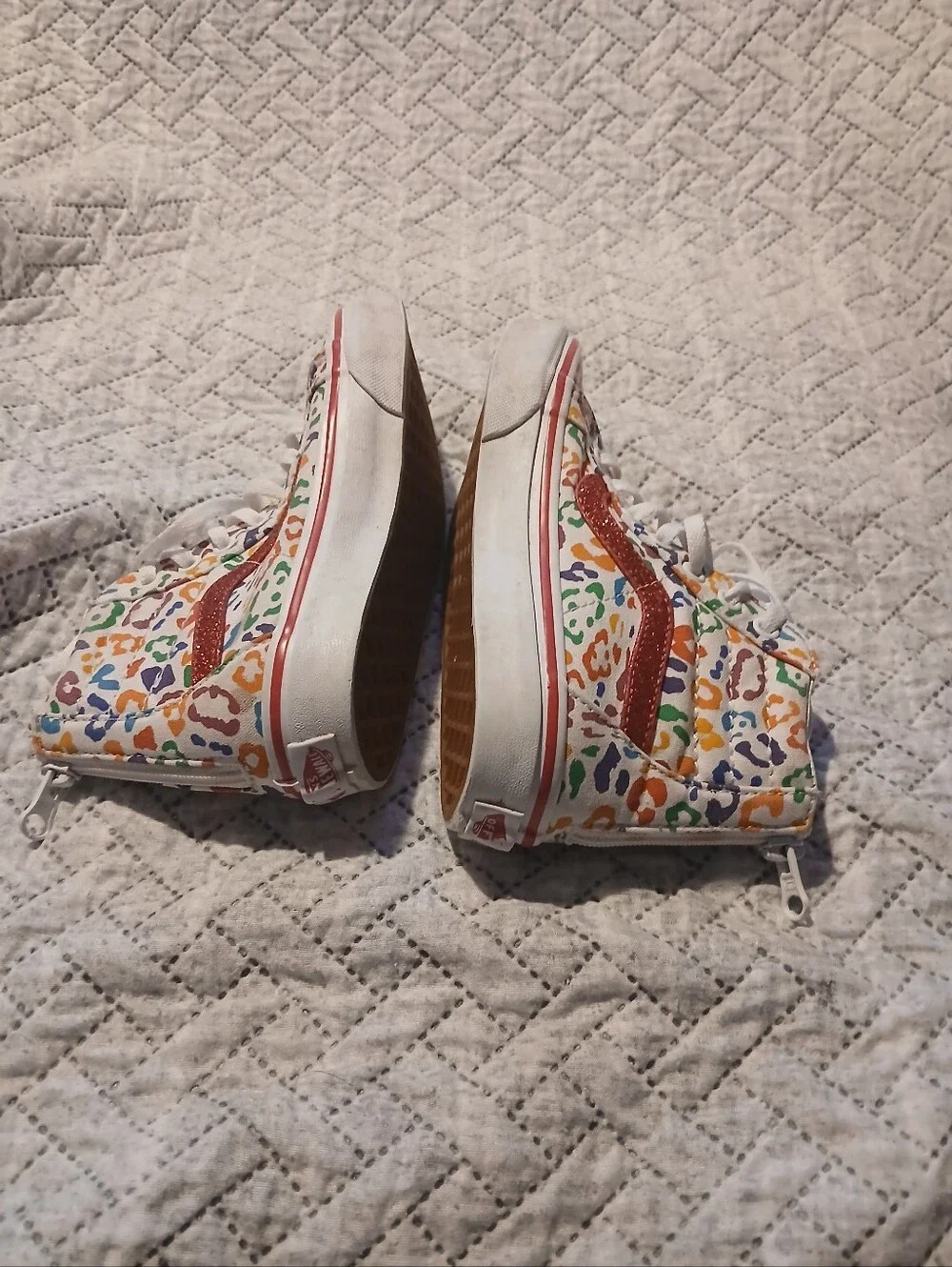 Vans Big Girls High-Top Sneakers in Multicolor Leopard Print. Size 3.5
